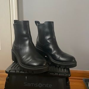Women’s black boot